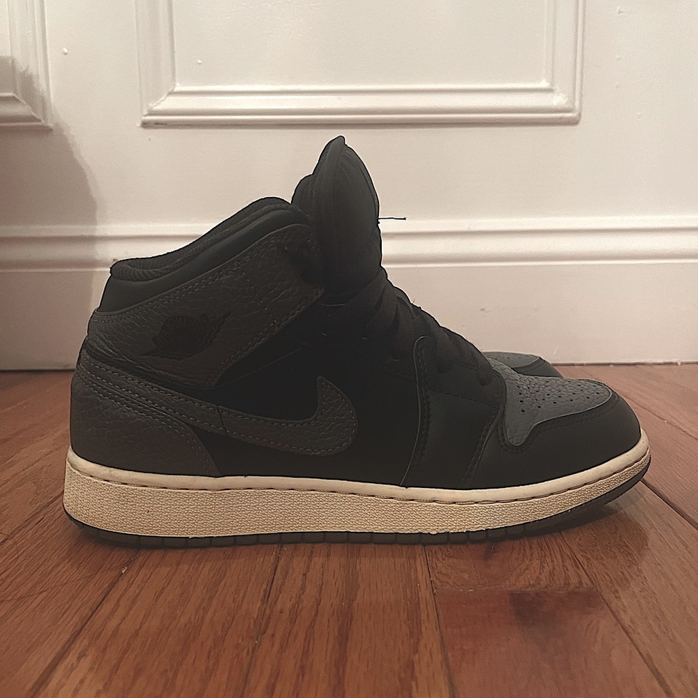 Air Jordan 1 Mid 'Dark Grey' (CHEAPER ON MY DEPOP @ariannalovek)